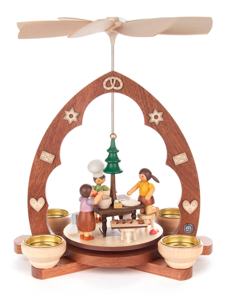 085/499 - Pyramid - Christmas Bakery